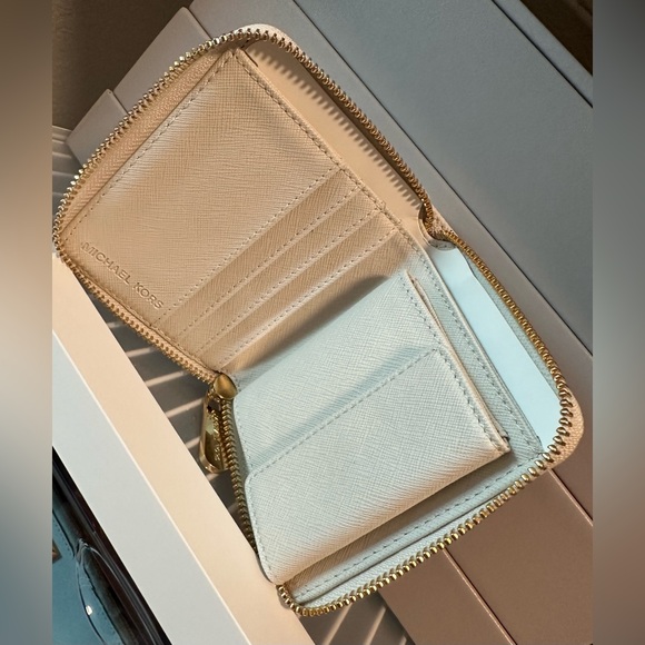 MICHAEL Michael Kors Small Zippie Wallet. - Picture 5 of 5